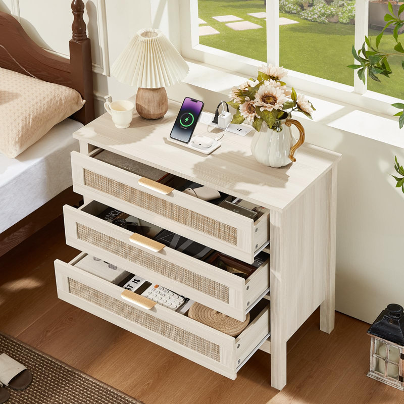 Table de chevet en rotin de 68 cm de large avec station de recharge comprenant deux prises secteur, un port USB et un port USB-C