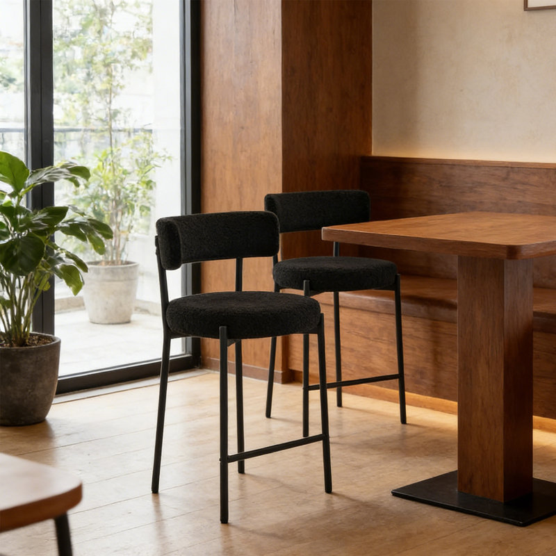 Tabouret 34,25 "H 34,25" avec dossier courbé, Similifourrure noire