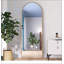 Élégant miroir pleine longueur en métal doré qui rehausse la luminosité et l'espace visuel grâce à son design élégant.