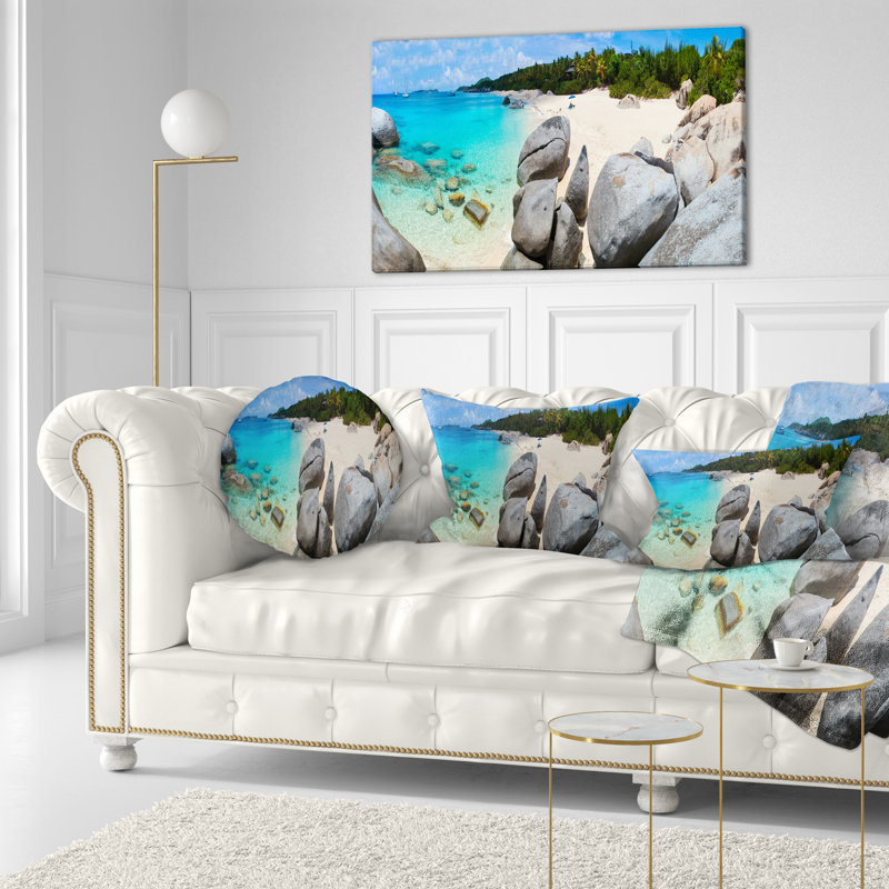 Coussin de l’eau océanique turquoise avec roches seascape