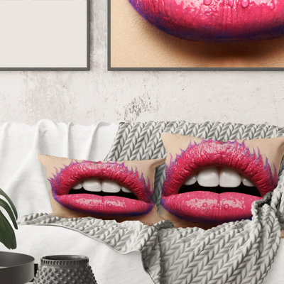 Belles lèvres féminines avec housse de coussin carré rouge à lèvres et insert