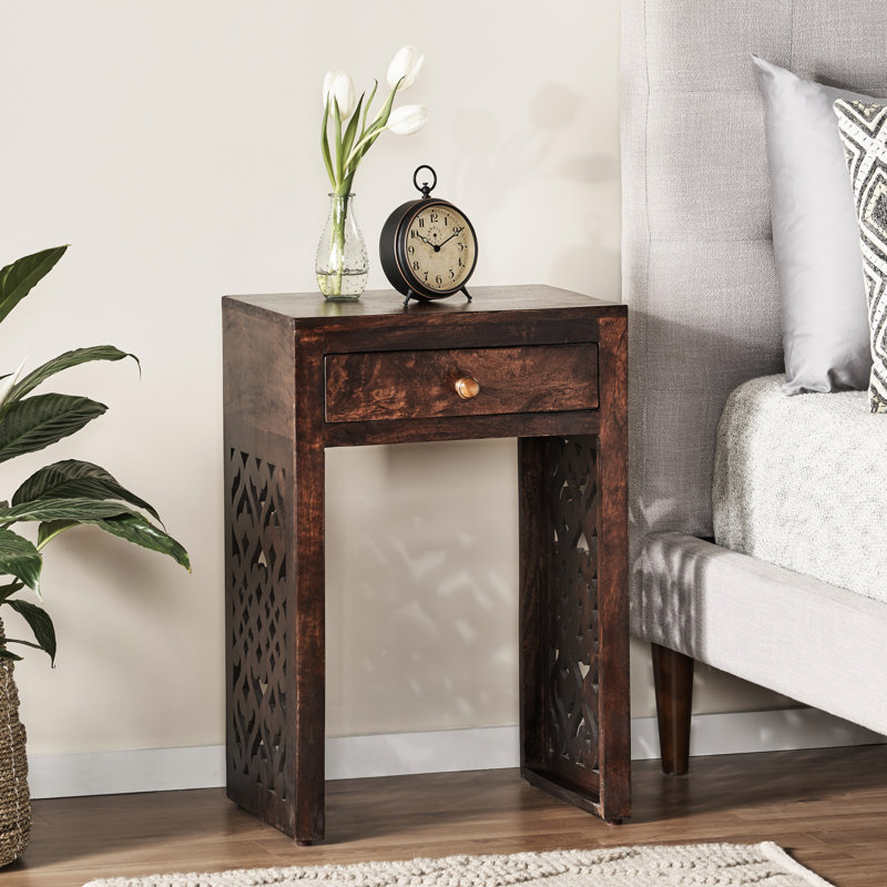 Table de bout Enticing Wood - fabriquée avec une belle texture alliant fonctionnalité et esthétique