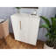 Buffet contemporain blanc avec poignées dorées pour la fonction et l'organisation de la salle à manger, look minimaliste, rangement ouvert fermé, pieds solides, poignées de cuisine idéales pour petits espaces, style moderne,