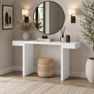 Grande console de 60 pouces aux lignes géométriques épurées, table d'entrée élégante avec finition peinte et pieds réglables, convenant au salon, à l'entrée ou au couloir.