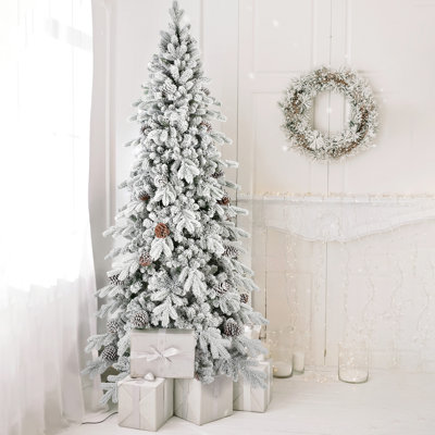 Arbre de Noël / arbre de Noël enneigé 8 pi - 44 pin naturel, 1634 pointes à haute densité, conception mince pour les petits espaces, assemblage rapide avec branches articulées, support en métal stable et coins peu encombrants, branches