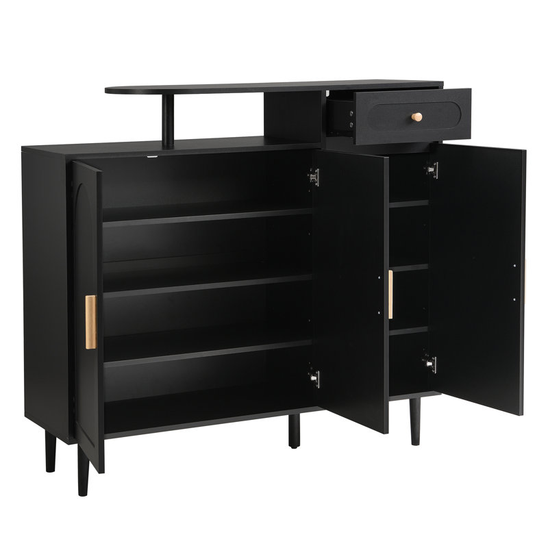 Armoire à chaussures Adonis Chic avec façade arquée et tiroir. Noir, tablettes réglables, grand espace de travail, portes de rangement noires en panneau de particules. Grand bureau, construction