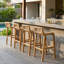 Ensemble de 2 tabourets de bar intérieur / extérieur en teck clair Blume avec dossier bas en rotin synthétique tissé à la main-1687649297