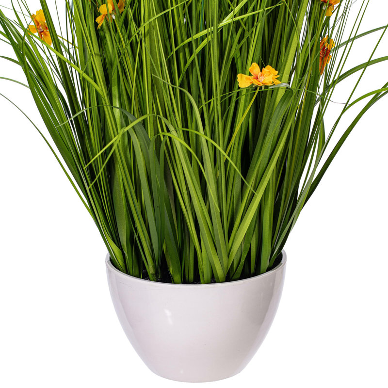 Cosmos jaune artificiel en pot et herbe verte., H 42 po x l 19 po x P 19 po