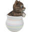 Figurine réaliste de chat tigré brun aux yeux bleus dans un pot artistique pastel
