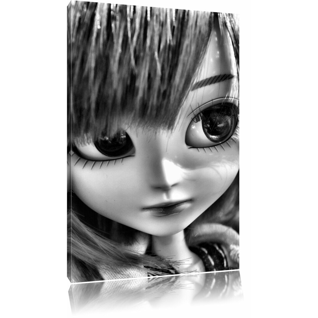 Leinwandbild Zartes Pullip-Püppchen auf grüner Sommerwiese in Monochrom