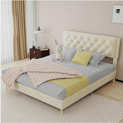 Lit tapissier en velours - rehausse la chambre principale avec une touche luxueuse et paisible. La structure robuste assure un sommeil paisible, alliant luxe et confort, taille grand, couleur: beige.
