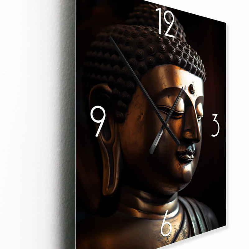 Gros plan d'une statue de Bouddha doré - horloge murale bouddhiste surdimensionnée, Petit