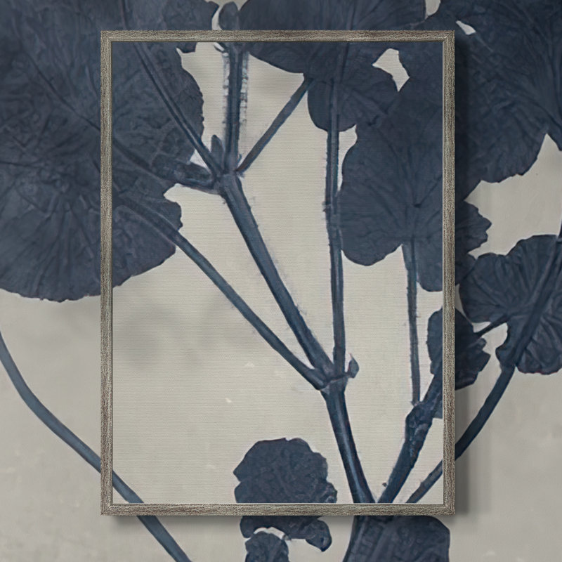 Reproduction encadrée de fleurs bleu marine pressées II - bois massif, H 15 po x l 12 po