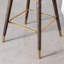 2 tabourets à oreilles à hauteur de comptoir bleus, revêtement en velours, rembourrage en mousse épaisse, pieds de style Mid-Century avec finition noyer, métal et ornements électrolytiques dorés 2, tissu en métal dense-118039574