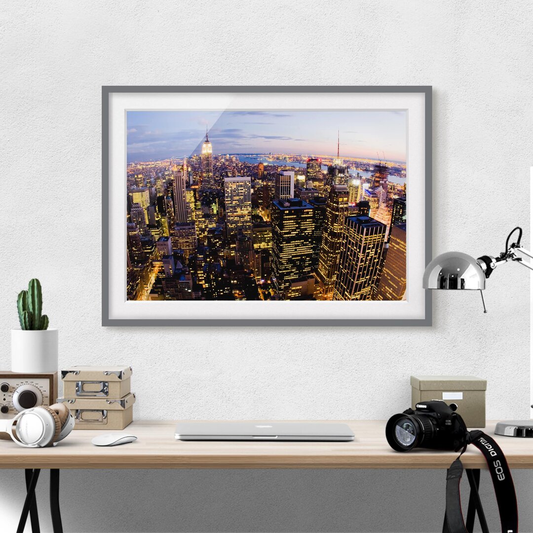 Gerahmtes Papierbild New York Skyline bei Nacht