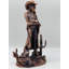 Cowboy Folkeste debout avec cactus