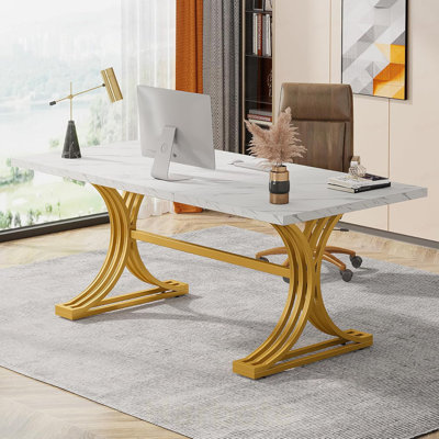 Bureau de direction moderne de 63 po, grand bureau d'ordinateur avec pieds en X élégants, poste de travail en faux marbre, mobilier de bureau pour la maison, blanc et or