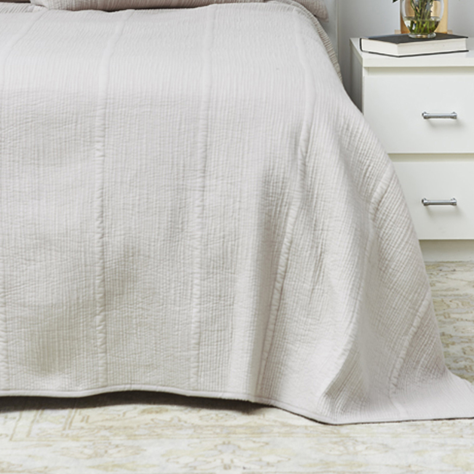 Maxine Oyster Standard Cotton Quilt, Queen Quilt
