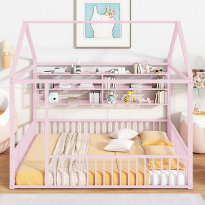 Lit en métal rose avec clôture et tablettes - format double, créant une ambiance de chambre à coucher chaleureuse et rehaussant l'esthétique