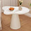 Table de bout crème, table d'appoint irrégulière