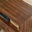Table de chevet moderne Mid Century avec station de charge, 1 tiroir + tablette ouverte, noyer