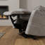 Fauteuil relevable moelleux en tissu colombe Lucie