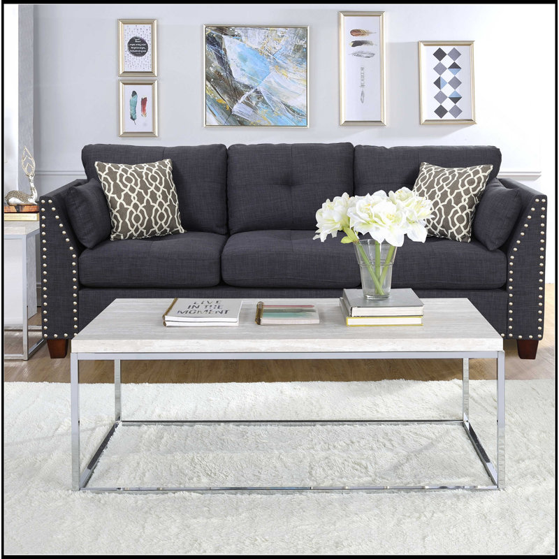 Table basse élégante et durable avec base ouverte et détails chromés