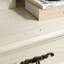 Armoire blanche avec tablettes réglables - illuminée pour un tiroir intérieur élégant-121303981