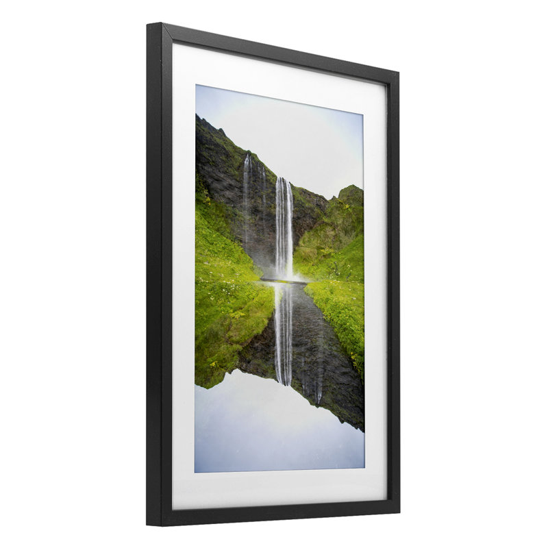 «Lush Waterfall Reflection», reproduction de verre encadrée par Robin Vandenabeele, H 20 po x l 14 po, Cadre noir minuit
