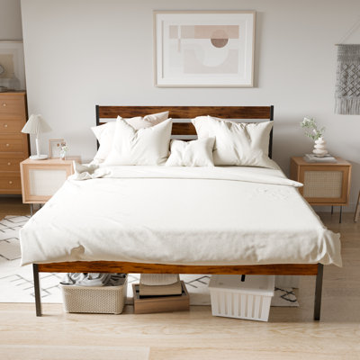 Lit en fer pour grand lit avec tête de lit en bois rustique - Structure de mobilier de chambre à la mode et structure stable en bois garantie
