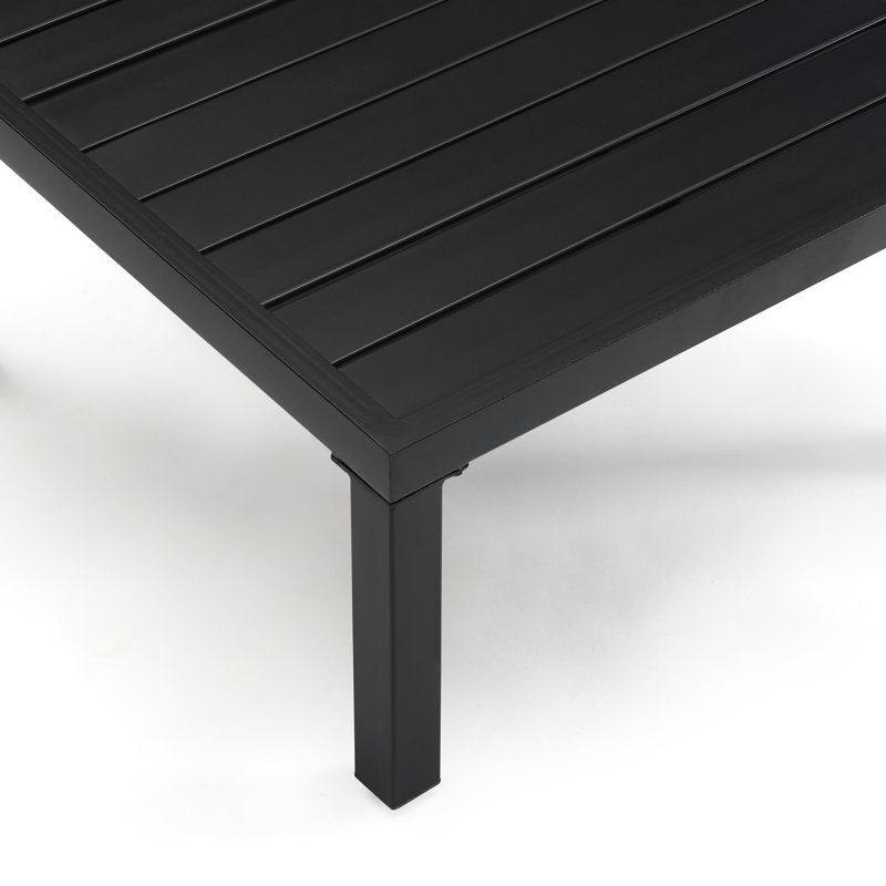 Table d'appoint en métal Mattalyn