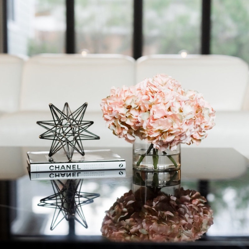 Arrangement floral d'hortensias dans un vase, H 10 po x l 12 po x P 12 po