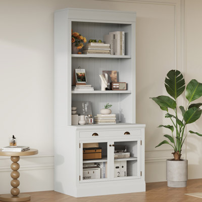 Grande bibliothèque rectangulaire blanche moderne de 83,4 po avec 2 portes en verre, 1 tiroir et 3 tablettes ouvertes pour la présentation de la chambre à coucher