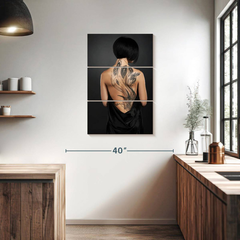 Senne se fait tatouer le dos, H 38 po x l 24 po