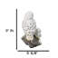 Figurine de chouette enneigée sur un rocher enneigé