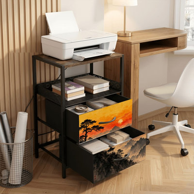 Table de chevet avec station de recharge, 2 tiroirs, ports USB et prises électriques, tablette ouverte, noire, pour chambre ou salon. Motif imprimé traditionnel asiatique : paysage de montagne au coucher du soleil, pagode et sommets.