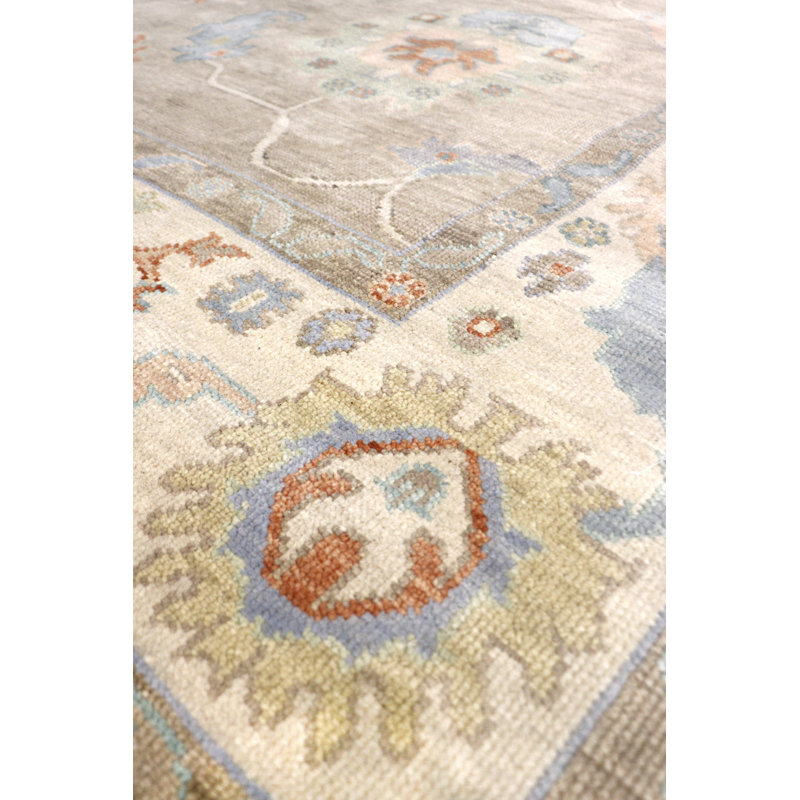 Tapis floral en laine noué à la main couleur chameau / ivoire Oushak, Carré 8 pi