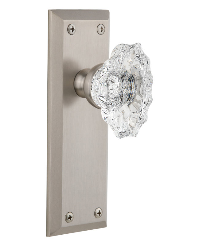 Double plaque Grandeur Fifth Avenue avec bouton de porte en cristal Biarritz, Nickel satiné