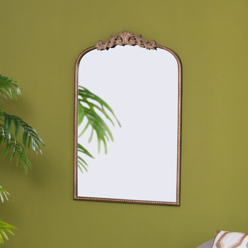 Miroir de conception classique avec cadre d'inspiration baroque pour la salle de bain, console de vestibule posée contre le mur