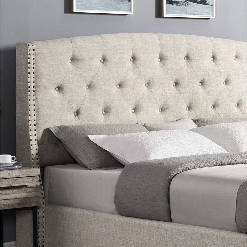 Grand lit à boutons en tissu, beige - Élégance de lit tapissier avec garniture décorative