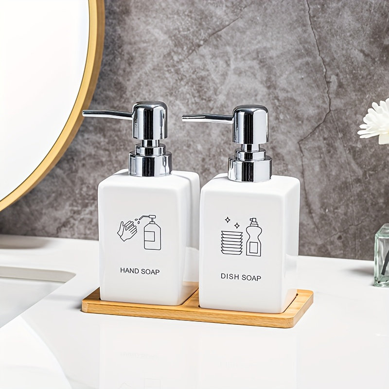 Distributeurs de savon carrés en céramique émaillée avec étiquettes imprimées et plateau en bambou assorti