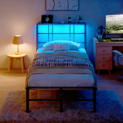 Structure de lit plateforme noire en métal avec tête de lit, lumières DEL, station de charge, tablette de rangement en bois, espace de rangement sous le lit