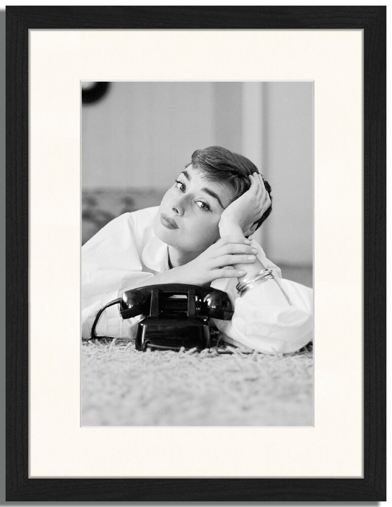 Gerahmtes Poster Audrey Hepburn mit Telefon