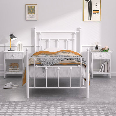 Ensemble de chambre à coucher 3 pièces Kempst, ensemble de lit simple en métal blanc avec tables de chevet, ensemble de 2, lit plateforme à broches de ferme et table de chevet blanche avec tiroir et rangement, ensemble de mobilier de chambre à coucher pour petite pièce de 3, aucun sommier nécessaire