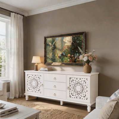 Meuble télé Farmhouse avec portes sculptées creuses, armoire de rangement Buffet rétro avec 3 tiroirs et tablettes réglables, console autoportante rétro pour le salon, la salle à manger et le vestibule, blanc
