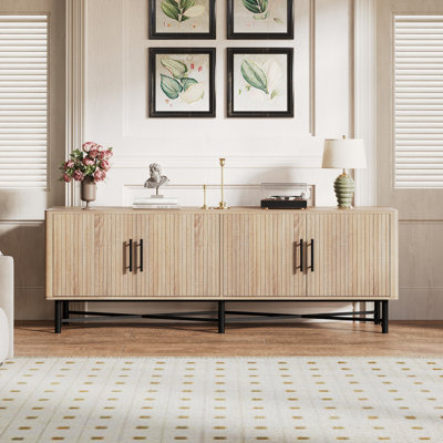 Meuble télé pratique à 4 portes avec étagères réglables et système de gestion des câbles, fini bois naturel, 168 cm (L) x 46 cm (P) x 58 cm (H), compatible avec un téléviseur de 165 cm (65 pouces), 2 espaces de rangement, étagères personnalisables, idéal pour la maison