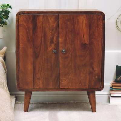 Mini armoire classique en châtaignier