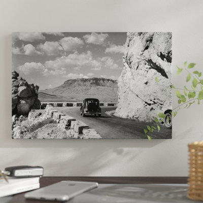 «1930s-1940s Car Drive on Mountain Road in Yellowstone National Park Near Cody Wyoming USA», reproduction de photo sur toile tendue