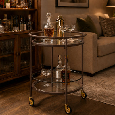 Style moderne glamour avec cadre circulaire aux accents dorés et chariot de bar rond à deux niveaux de verre pour les salons de cuisine et les réceptions en appartement.