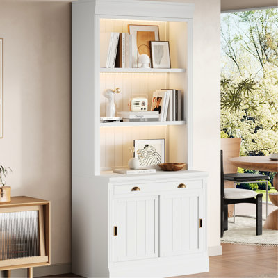 Bibliothèque blanche de 83,4 po de hauteur avec un design moderne, 3 lumières à DEL, portes coulissantes, tablettes ouvertes et un tiroir, parfaite pour le bureau à domicile, les lumières à cadre en bois massif, la chambre de style